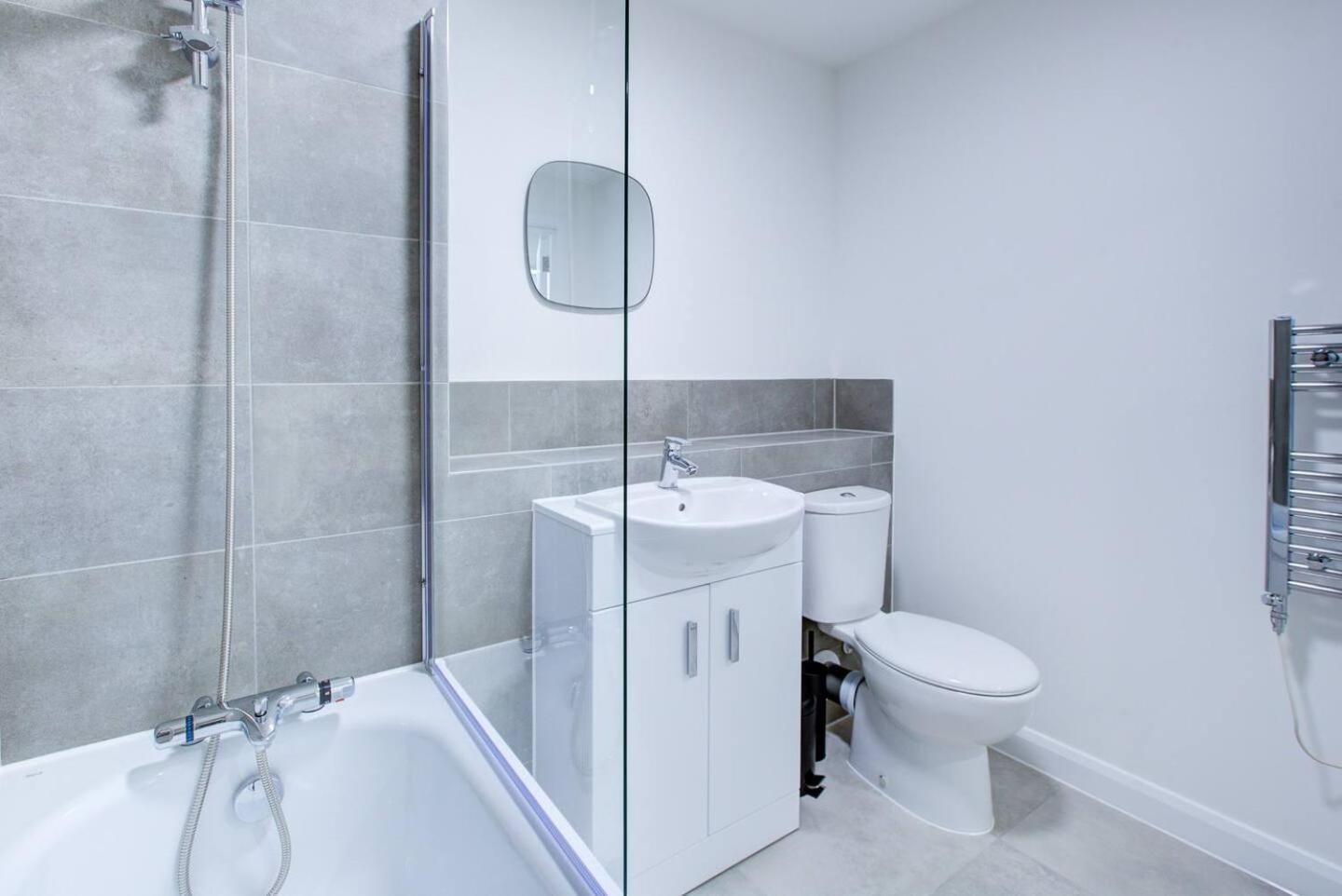 Ashford Station Suites: Spacious 2BR with Parking & Fast Wi-Fi Exterior photo